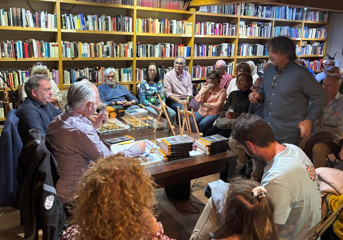 Fulgencio Argüelles, a la izquierda, durante la presentación.